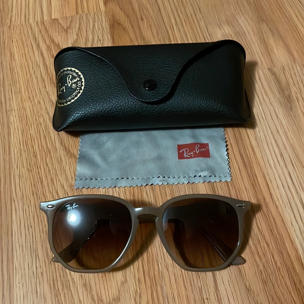 RAY BAN